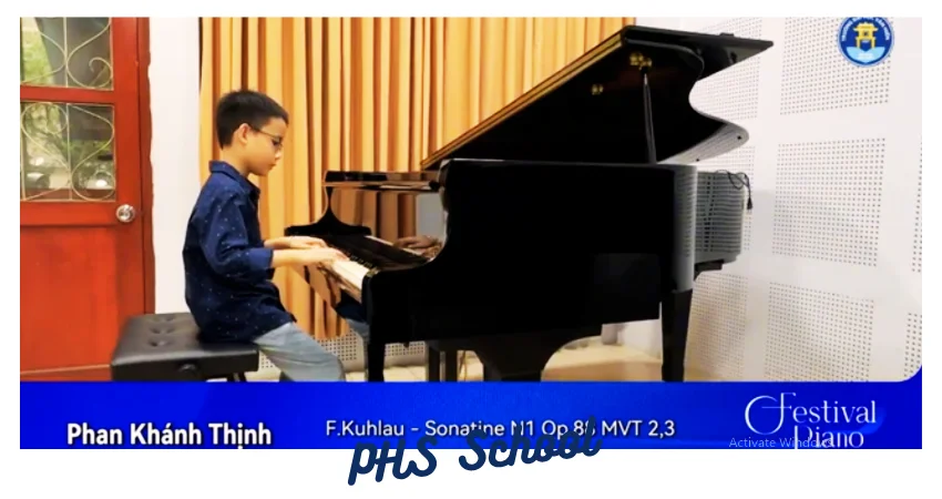Bạn Phan Khánh Thịnh lớp 3A thử sức tại cuộc thi piano