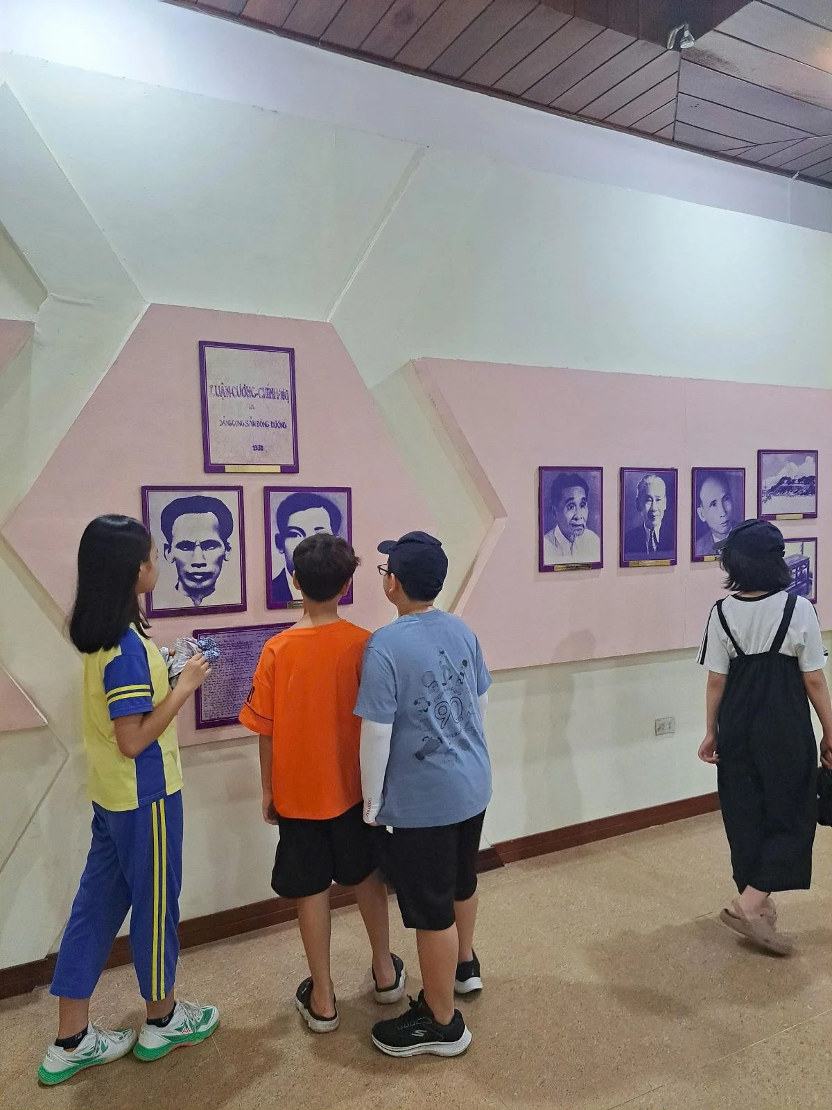ĐI HỌC Ở TRƯỜNG DỤC THANH NHÉ