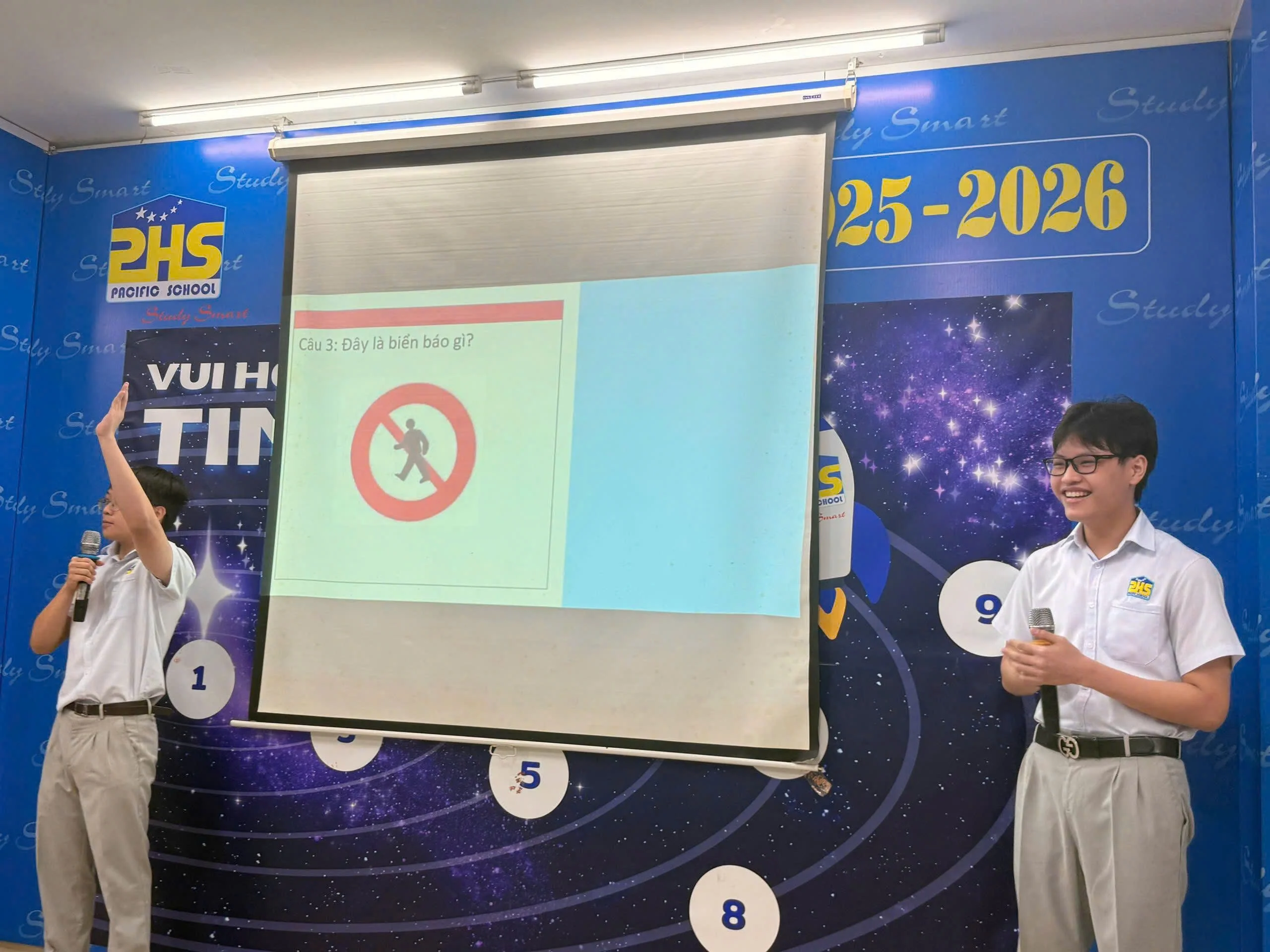 THI BẰNG LÁI TRONG BUỔI SINH HOẠT CHÀO CỜ 