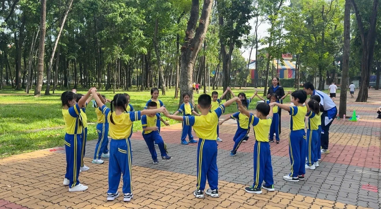 Tiết học ngoài trời đầu tiên của học sinh lớp Một