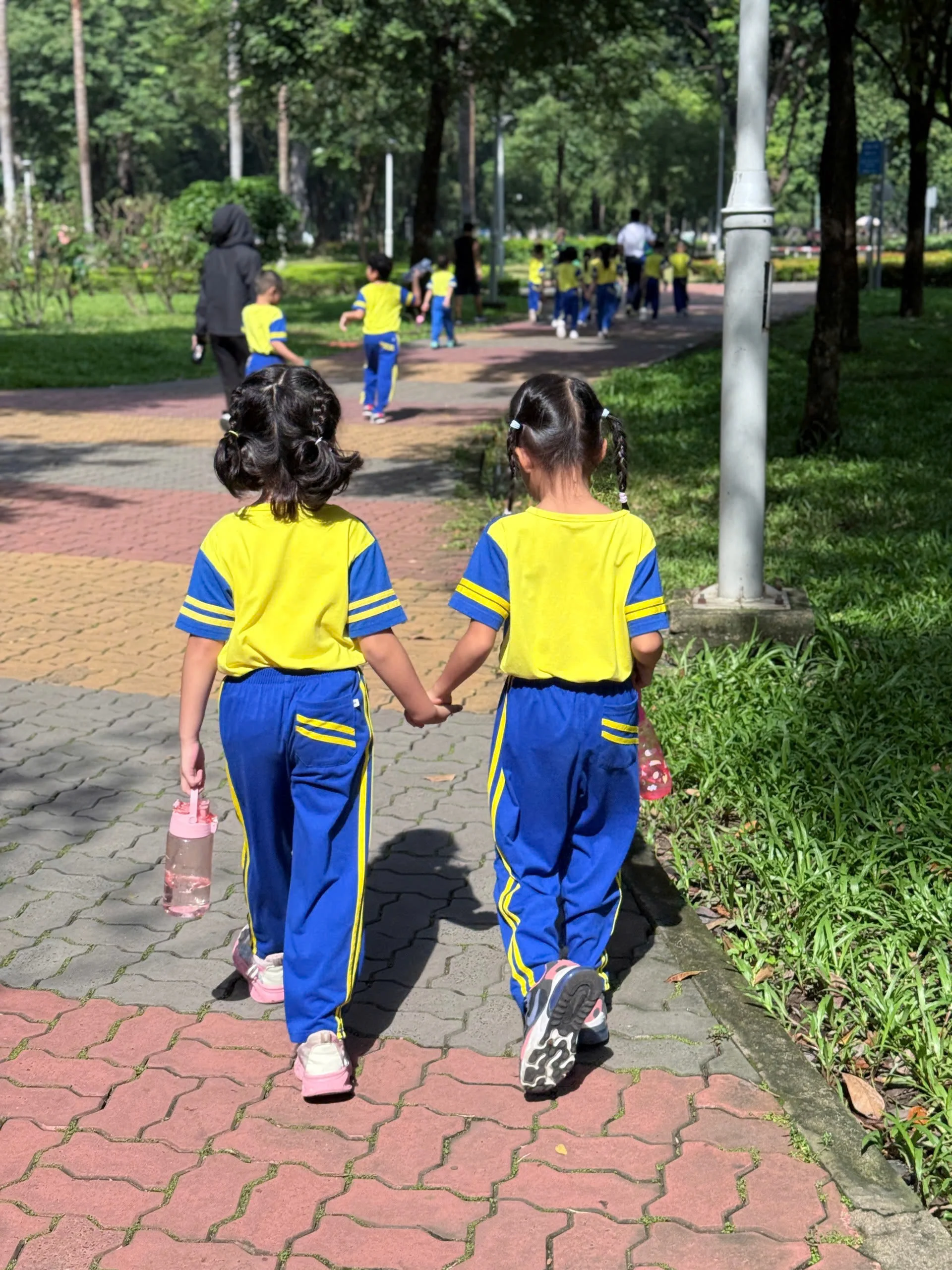 Tiết học ngoài trời đầu tiên của học sinh lớp Một