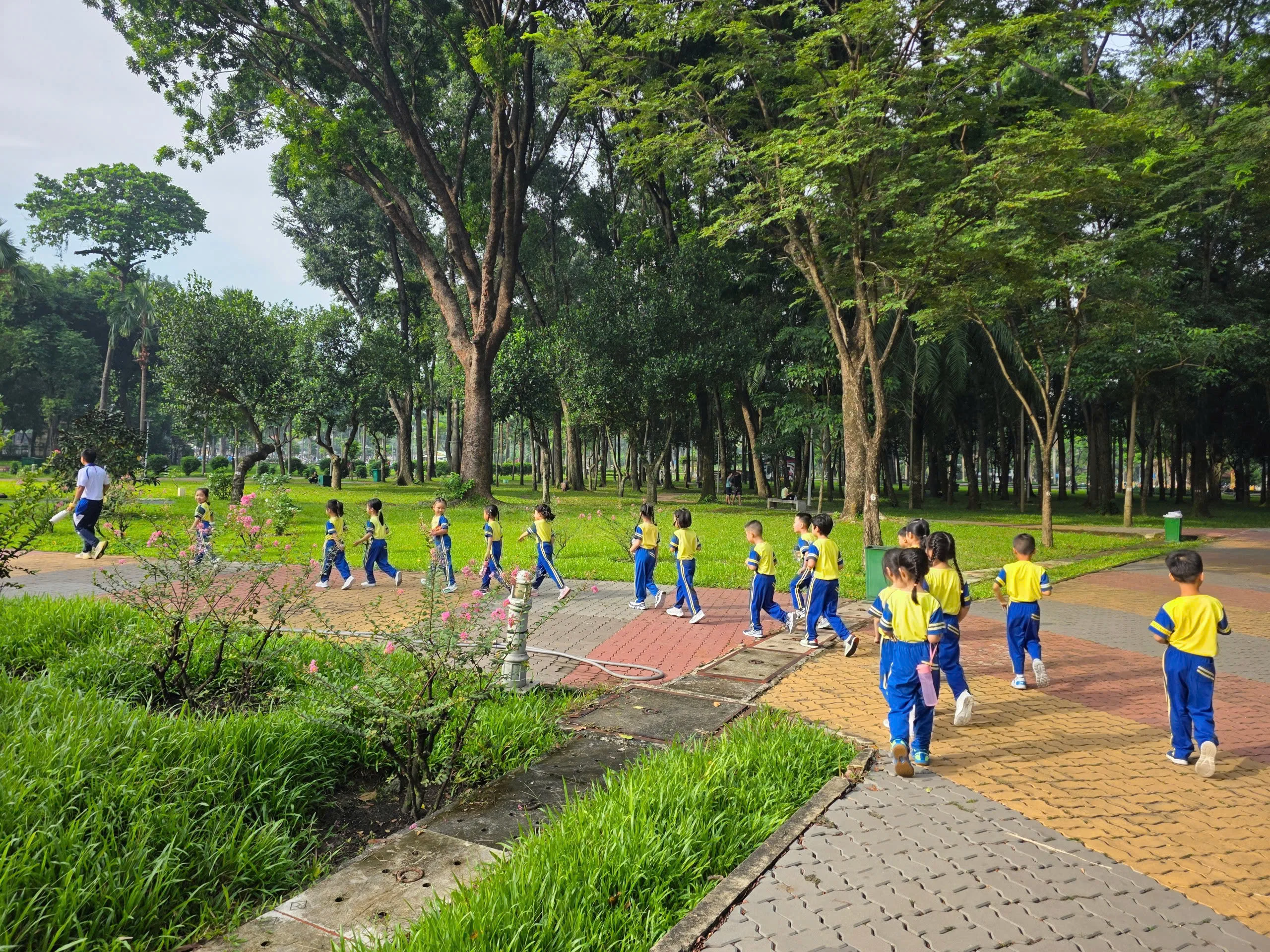Tiết học ngoài trời đầu tiên của học sinh lớp Một