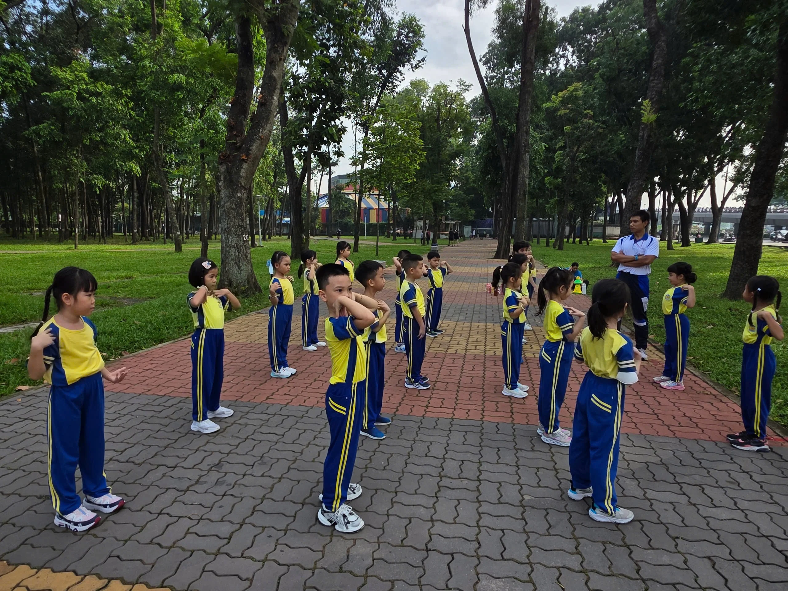 Tiết học ngoài trời đầu tiên của học sinh lớp Một