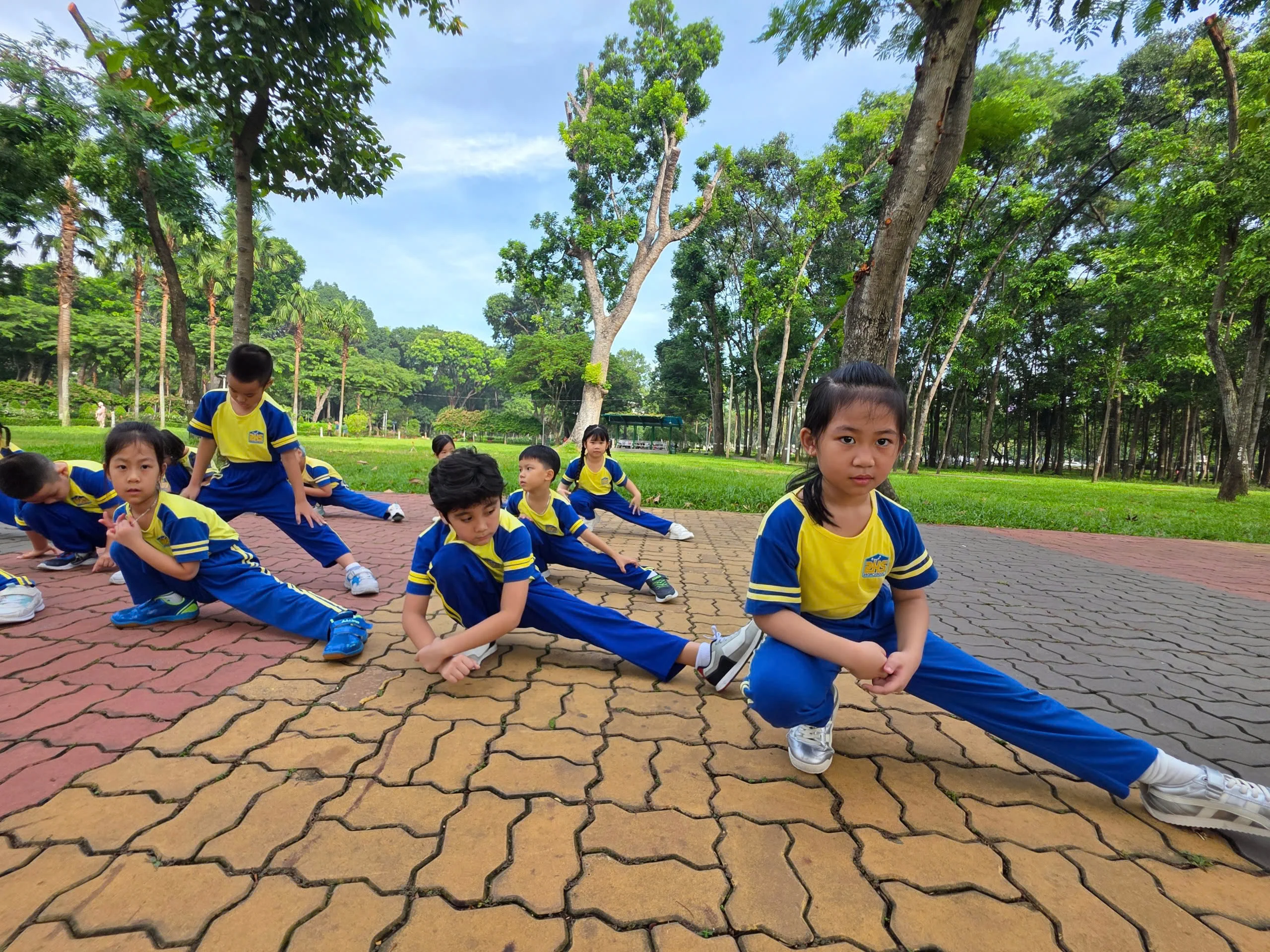 Tiết học ngoài trời đầu tiên của học sinh lớp Một