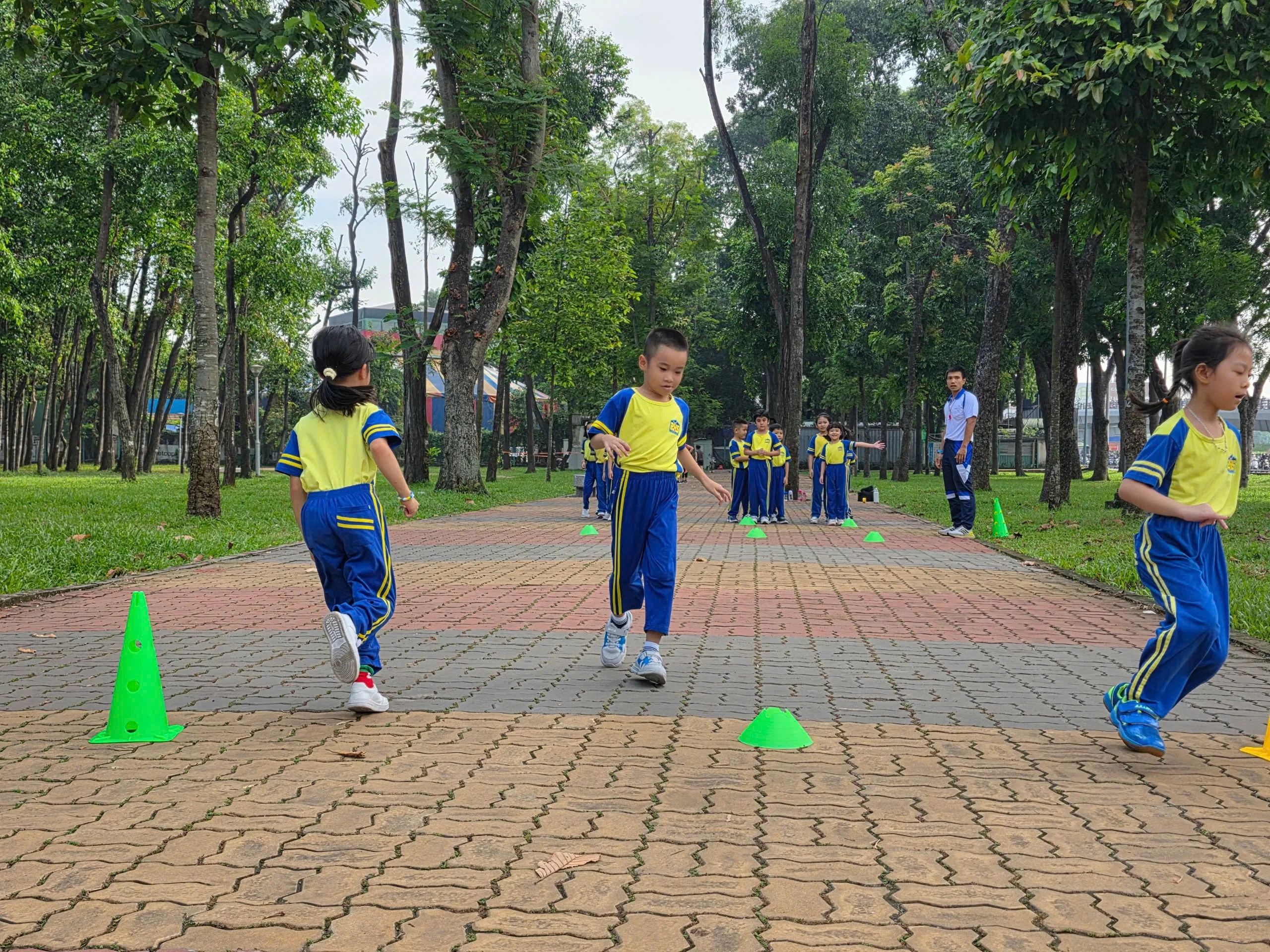 Tiết học ngoài trời đầu tiên của học sinh lớp Một