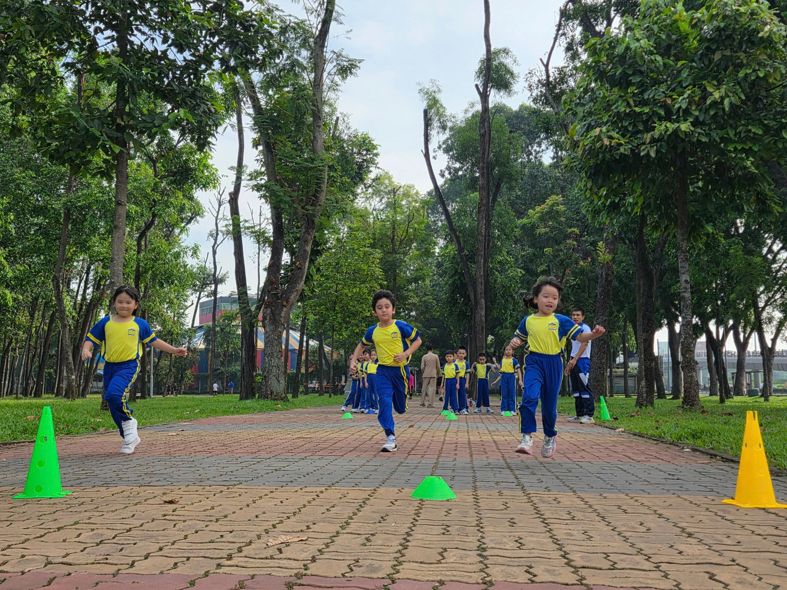 Tiết học ngoài trời đầu tiên của học sinh lớp Một