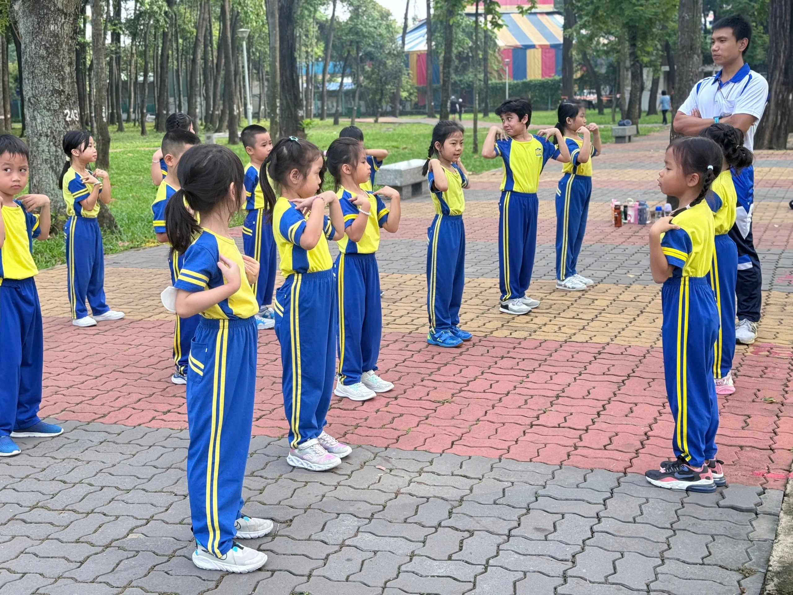 Tiết học ngoài trời đầu tiên của học sinh lớp Một