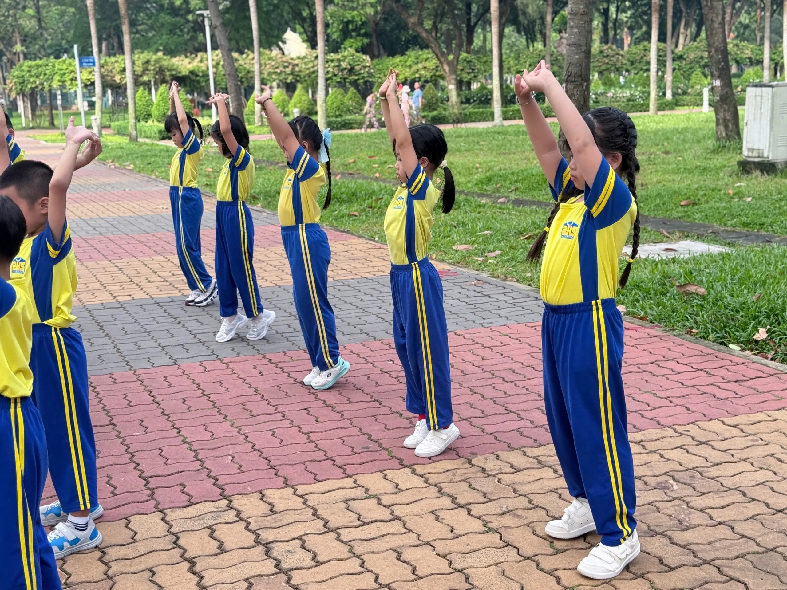 Tiết học ngoài trời đầu tiên của học sinh lớp Một