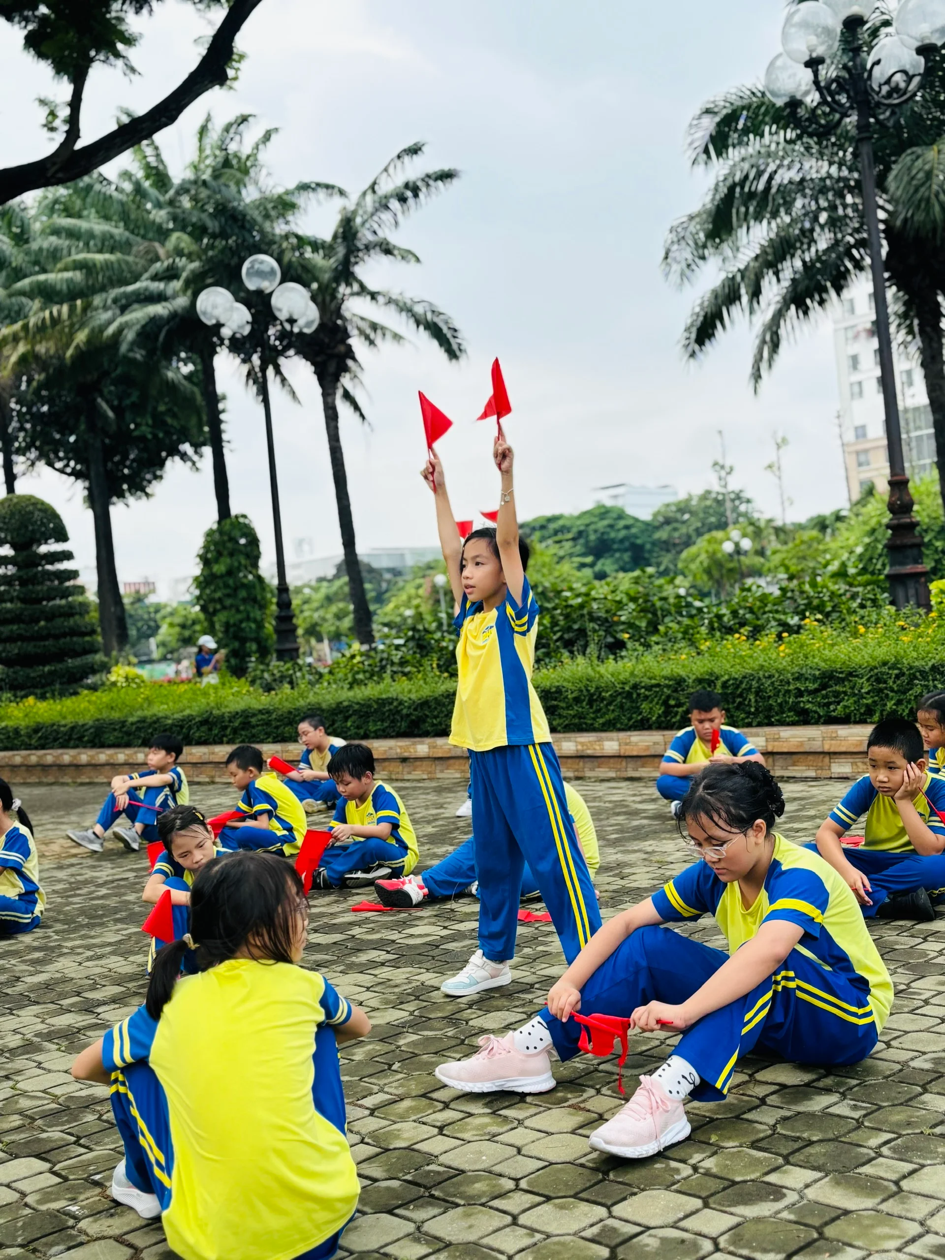 Khối Bốn PHS và bài thể dục với cờ