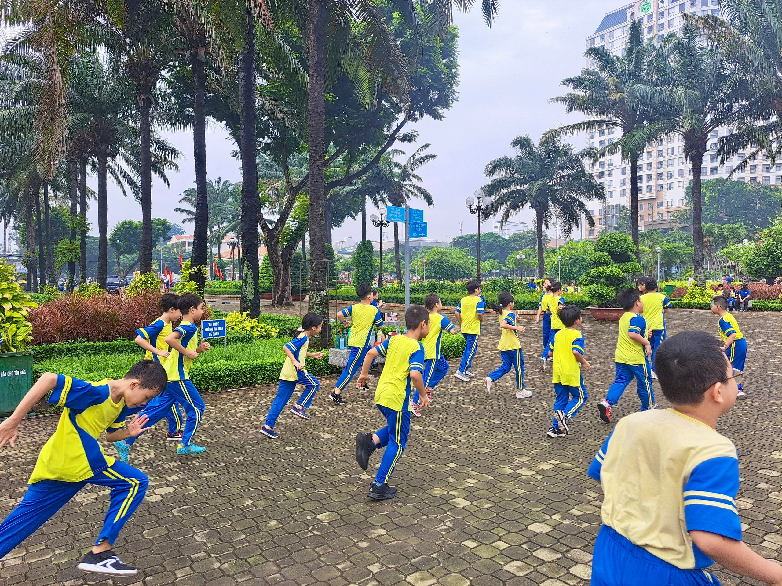 Khối Bốn PHS và bài thể dục với cờ