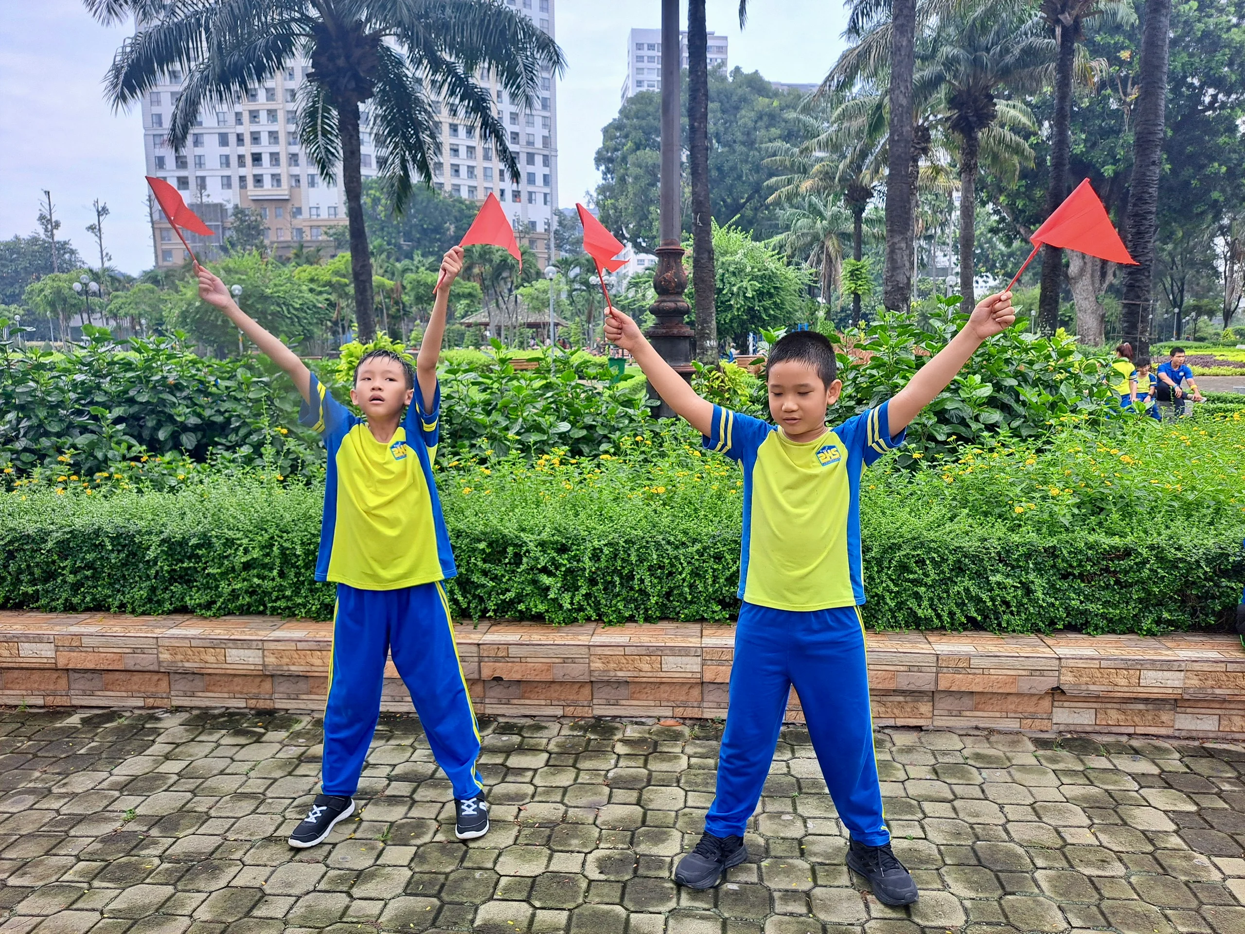 Khối Bốn PHS và bài thể dục với cờ