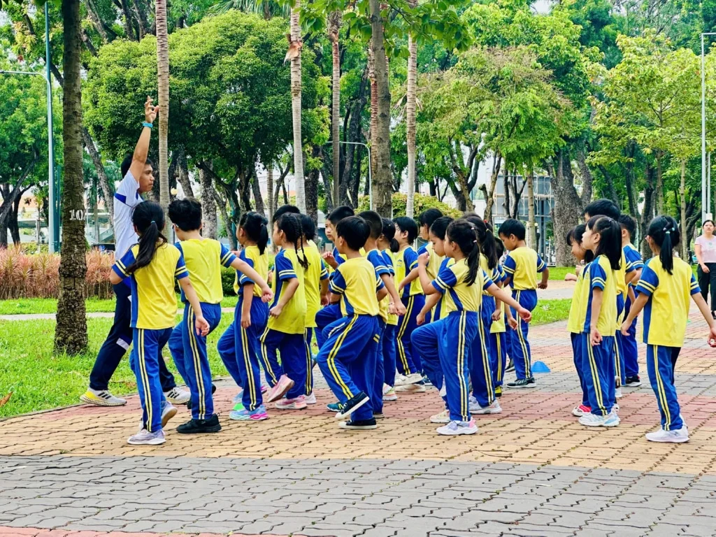 Ai bảo Thể dục chỉ có dậm chân, đứng nghiêm?