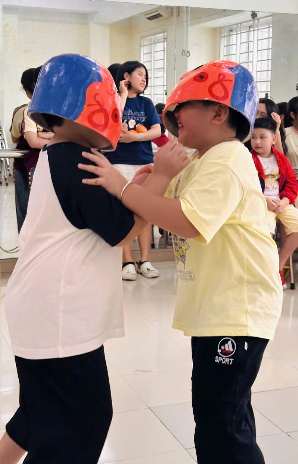 CHƠI MÚA LÂN