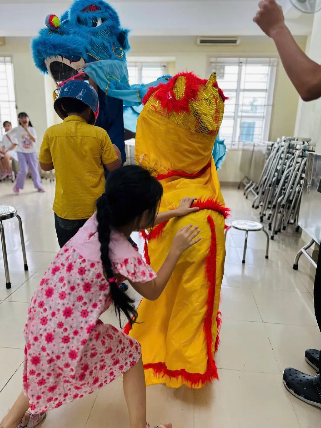 CHƠI MÚA LÂN