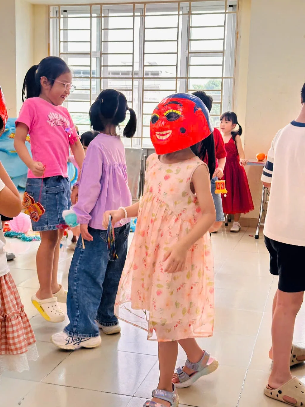 CHƠI MÚA LÂN