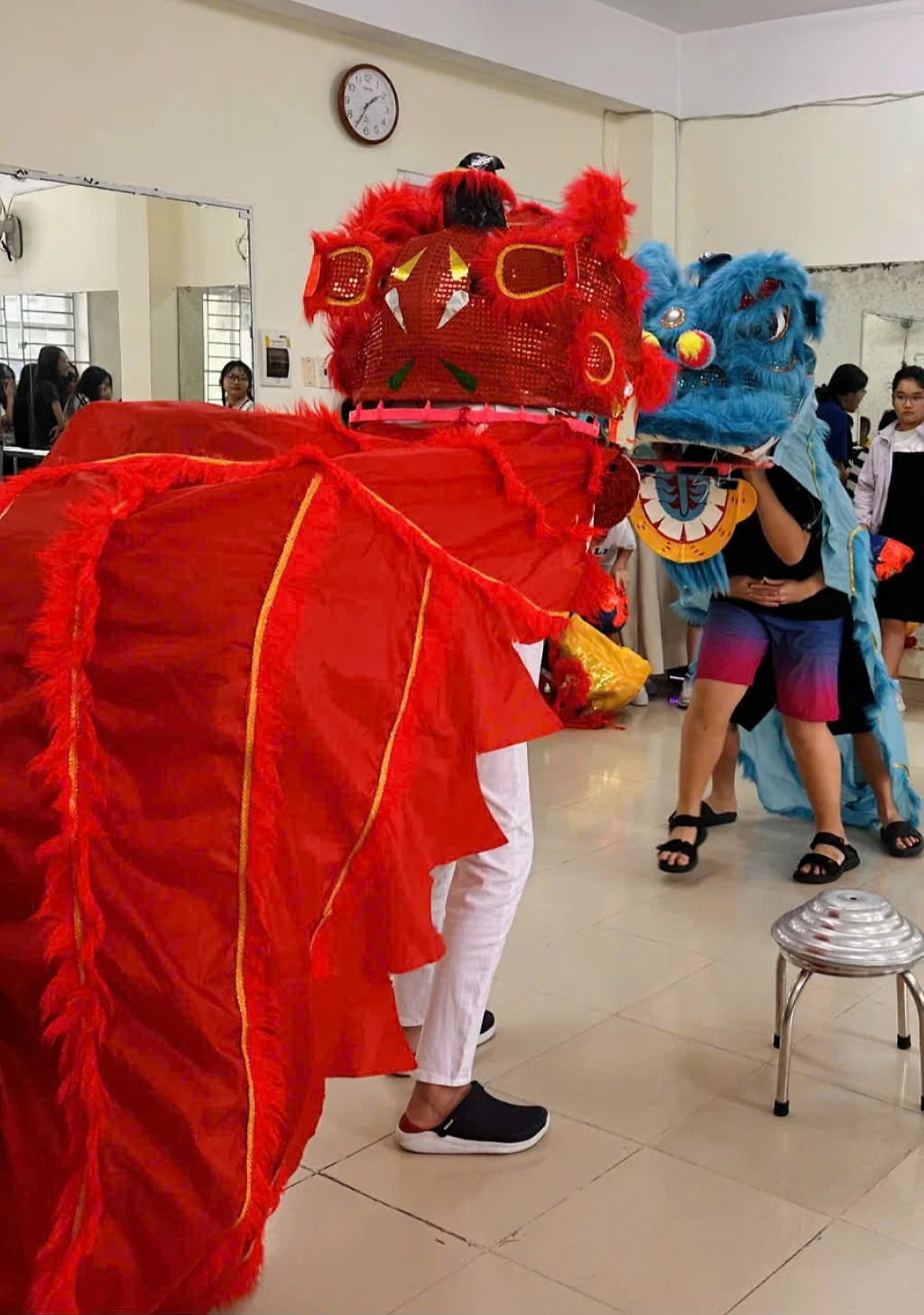 CHƠI MÚA LÂN
