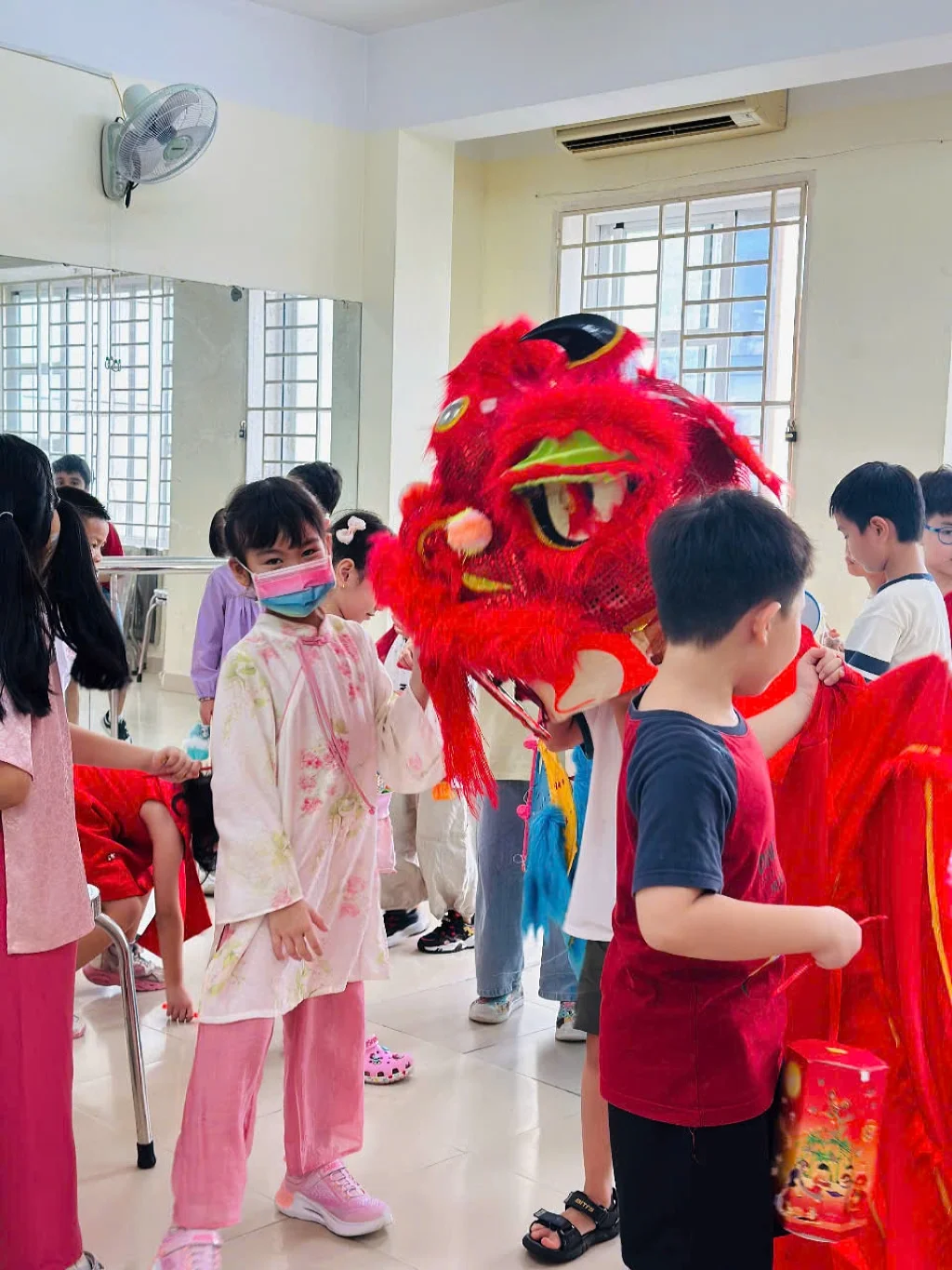 CHƠI MÚA LÂN