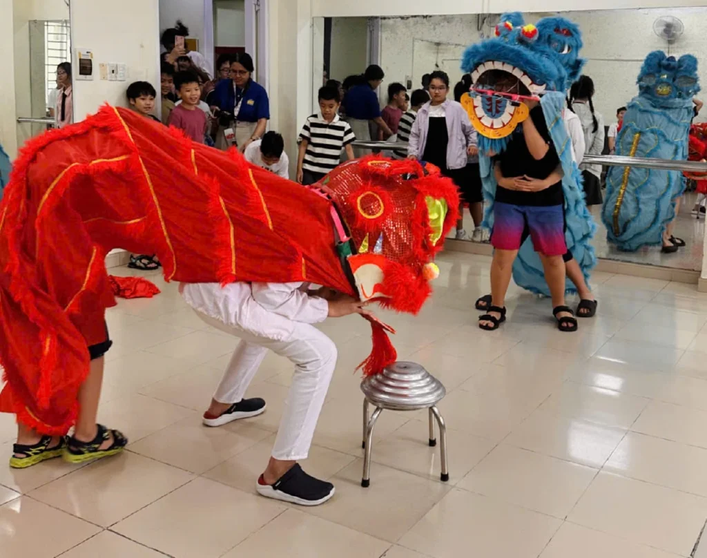 CHƠI MÚA LÂN