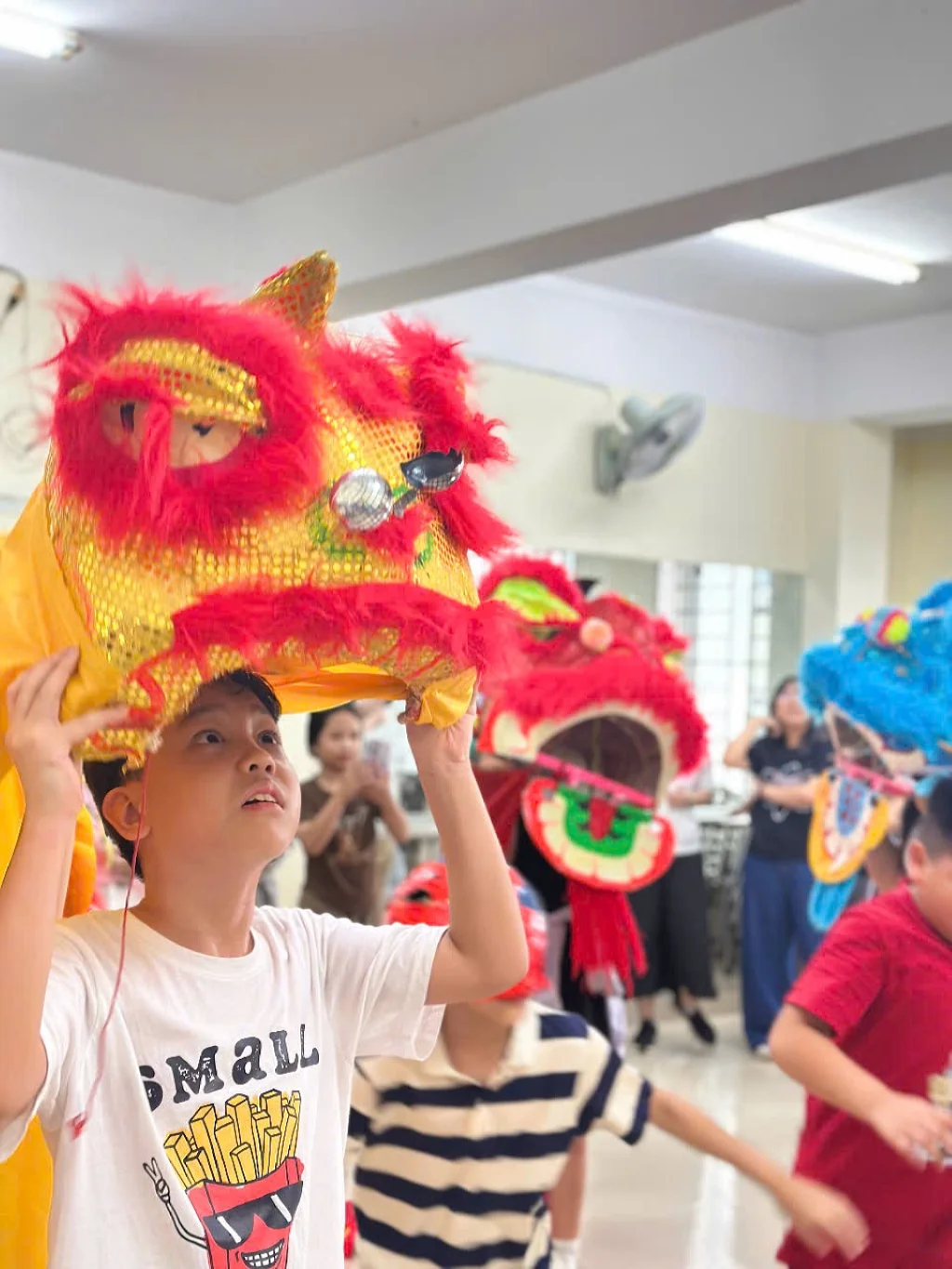 CHƠI MÚA LÂN