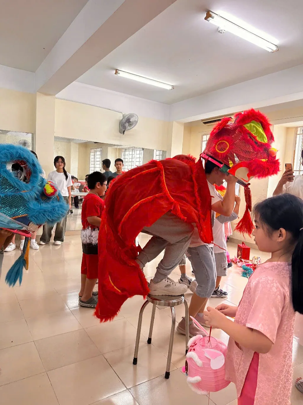 CHƠI MÚA LÂN
