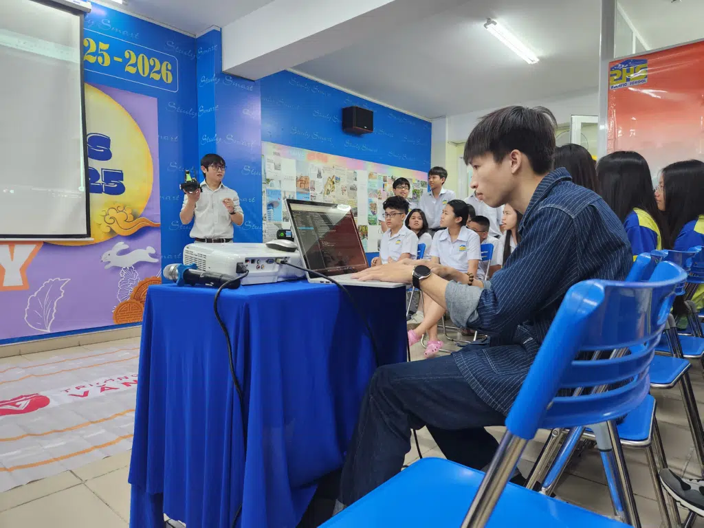 BƯỚC VÀO TƯƠNG LAI CÙNG AI PHỤ HUYNH HỌC SINH PHS HƯỚNG NGHIỆP CHO CÁC LỚP TRUNG HỌC