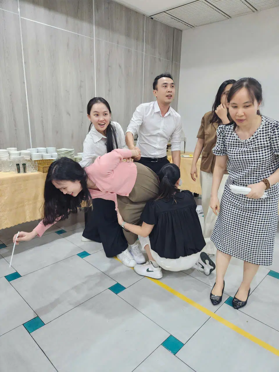 THẦY CÔ PHS QUẨY HẾT NẤC DỊP 20/11