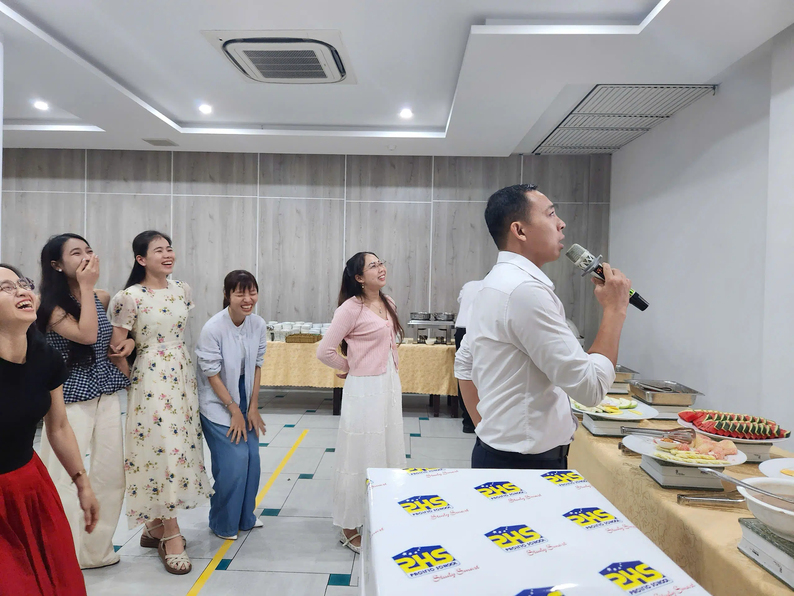 THẦY CÔ PHS QUẨY HẾT NẤC DỊP 20/11