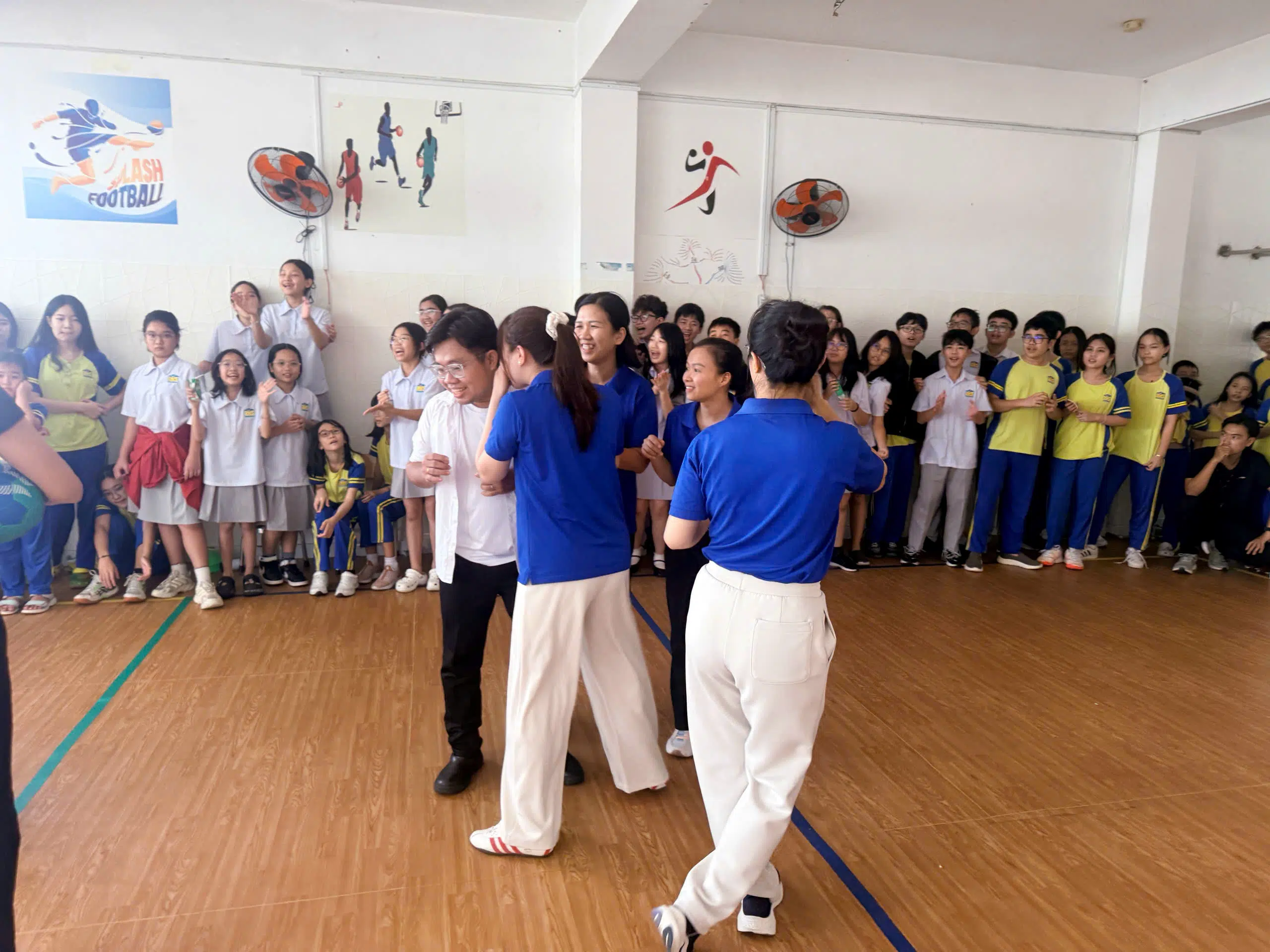 THẦY CÔ PHS QUẨY HẾT NẤC DỊP 20/11