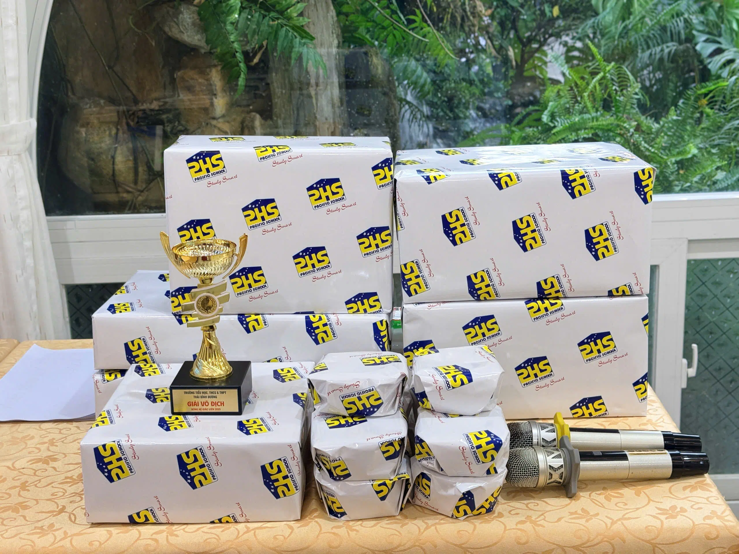 THẦY CÔ PHS QUẨY HẾT NẤC DỊP 20/11