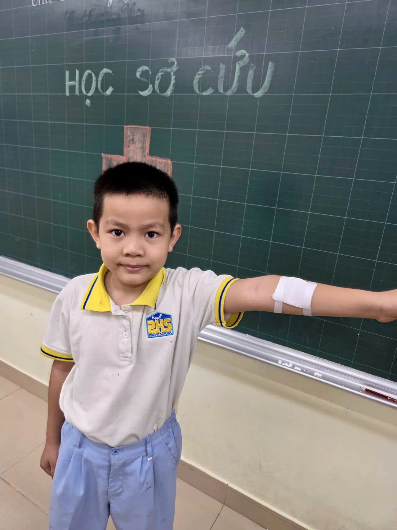 Cô ơi, con bị thương rồi