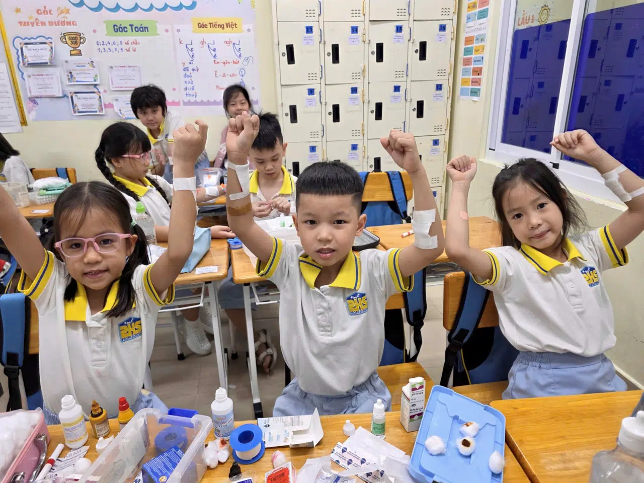 Cô ơi, con bị thương rồi