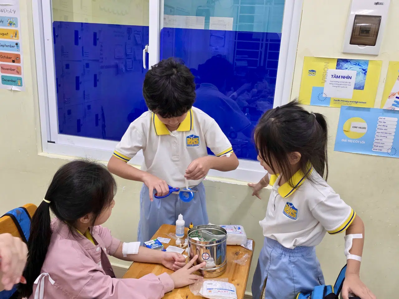 Cô ơi, con bị thương rồi