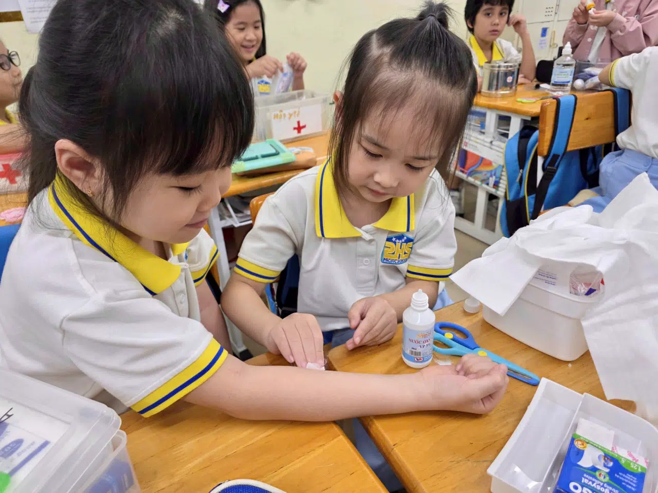 Cô ơi, con bị thương rồi