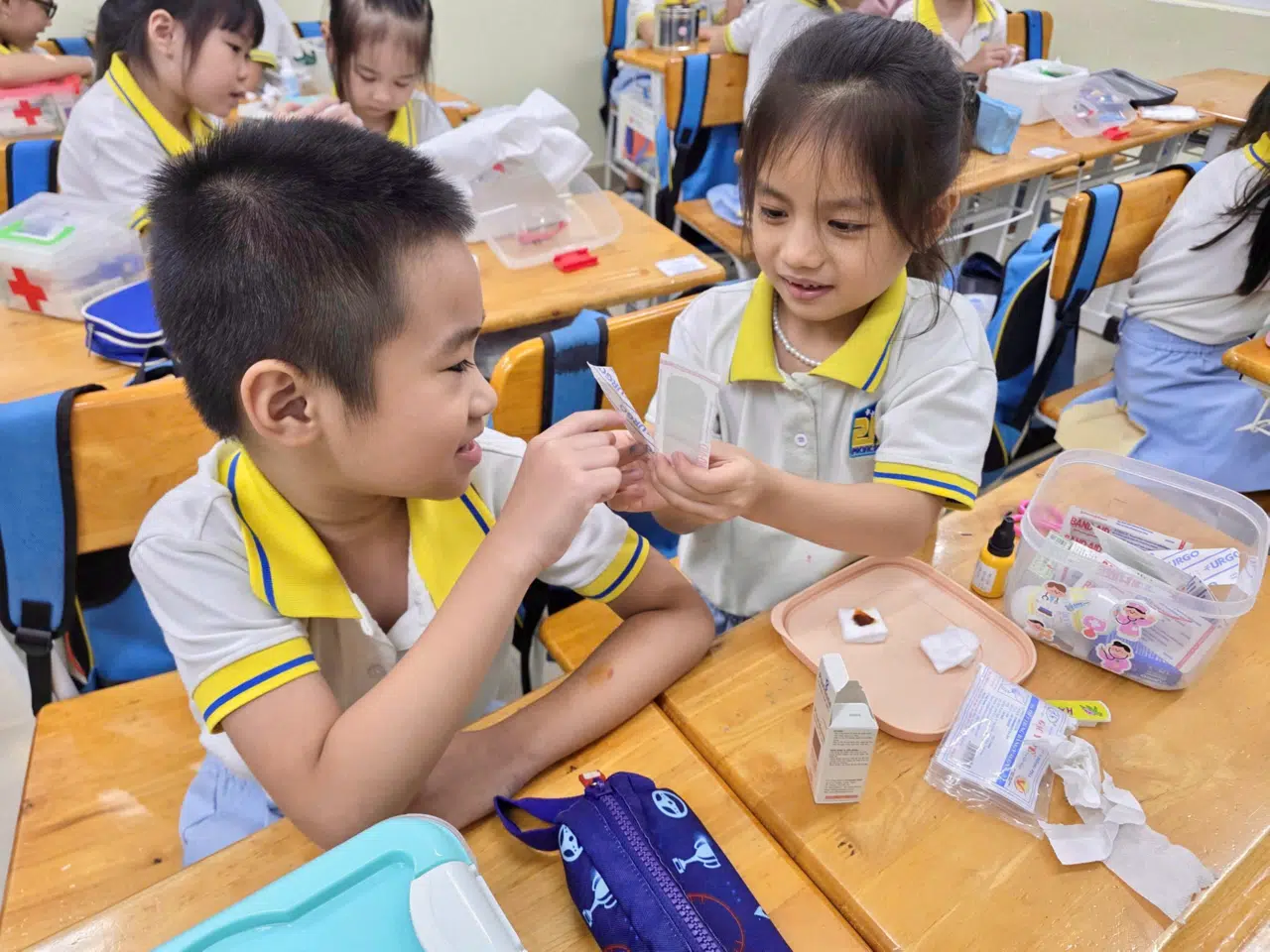 Cô ơi, con bị thương rồi