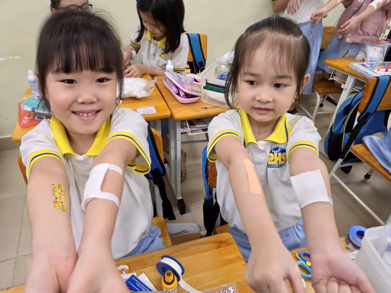 Cô ơi, con bị thương rồi