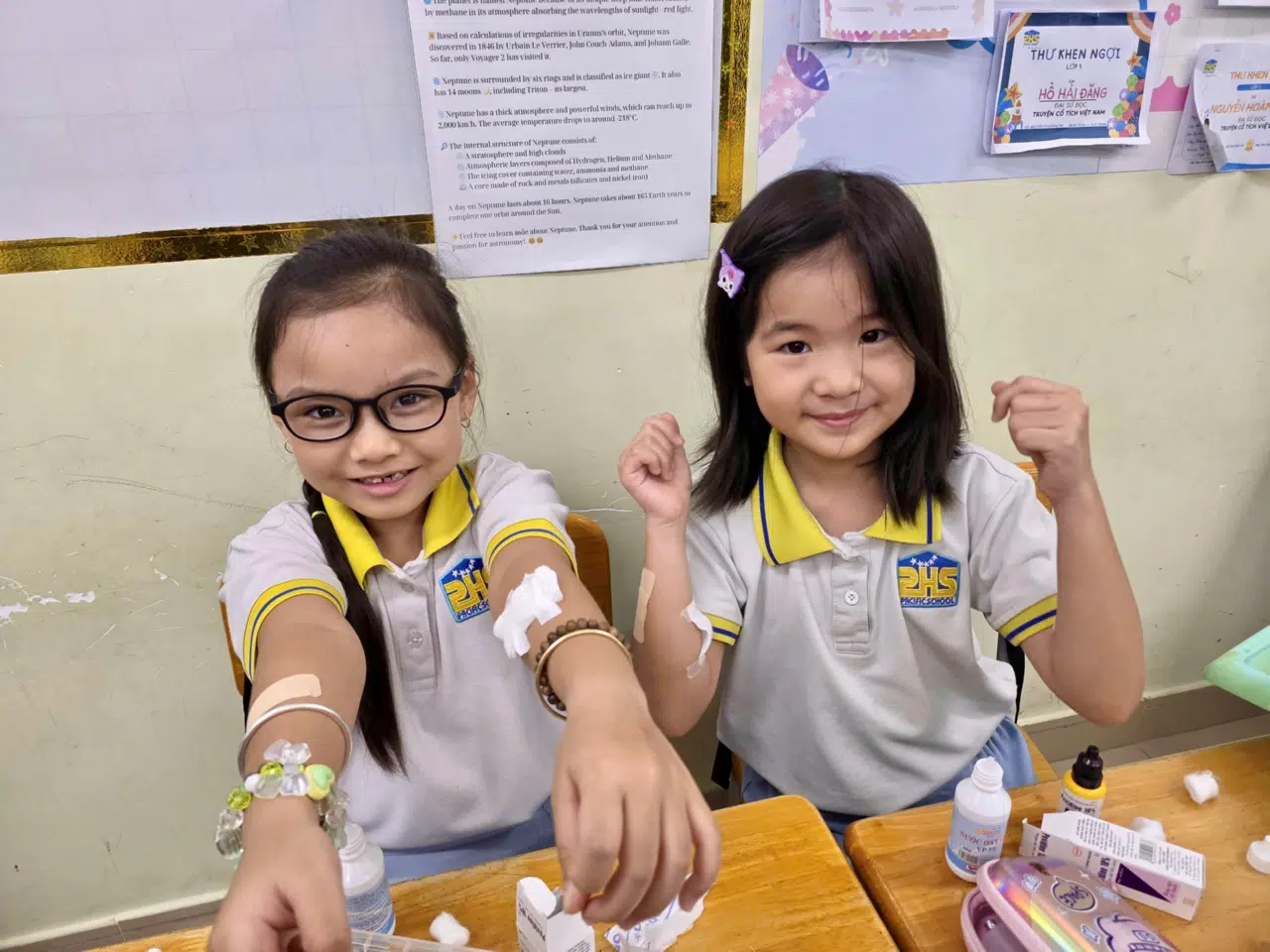 Cô ơi, con bị thương rồi