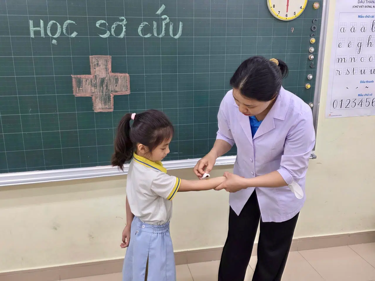 Cô ơi, con bị thương rồi