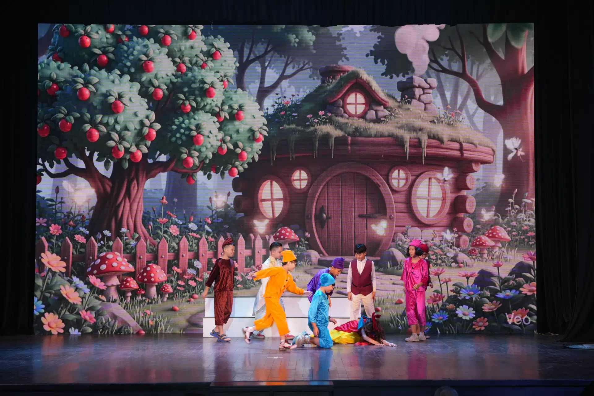 BẠCH TUYẾT 7 CHÚ LÙN