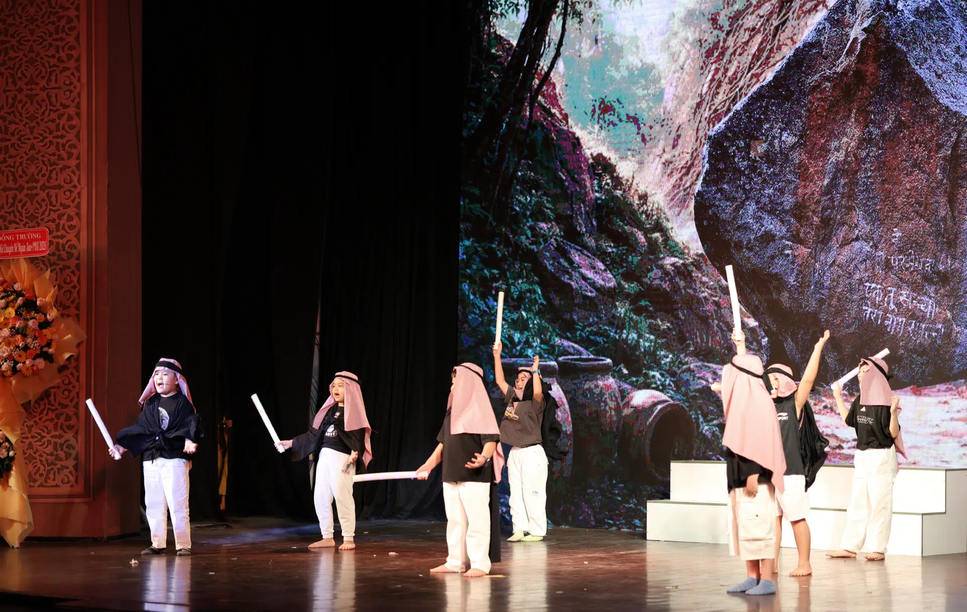 BÀI HỌC VỀ LÒNG THAM GIỮA SA MẠC HUYỀN BÍ