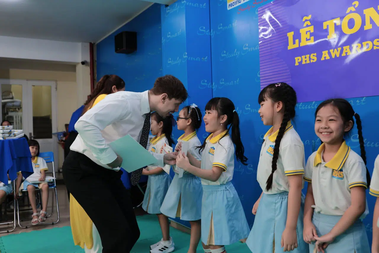 KHI NIỀM VUI NỞ HOA