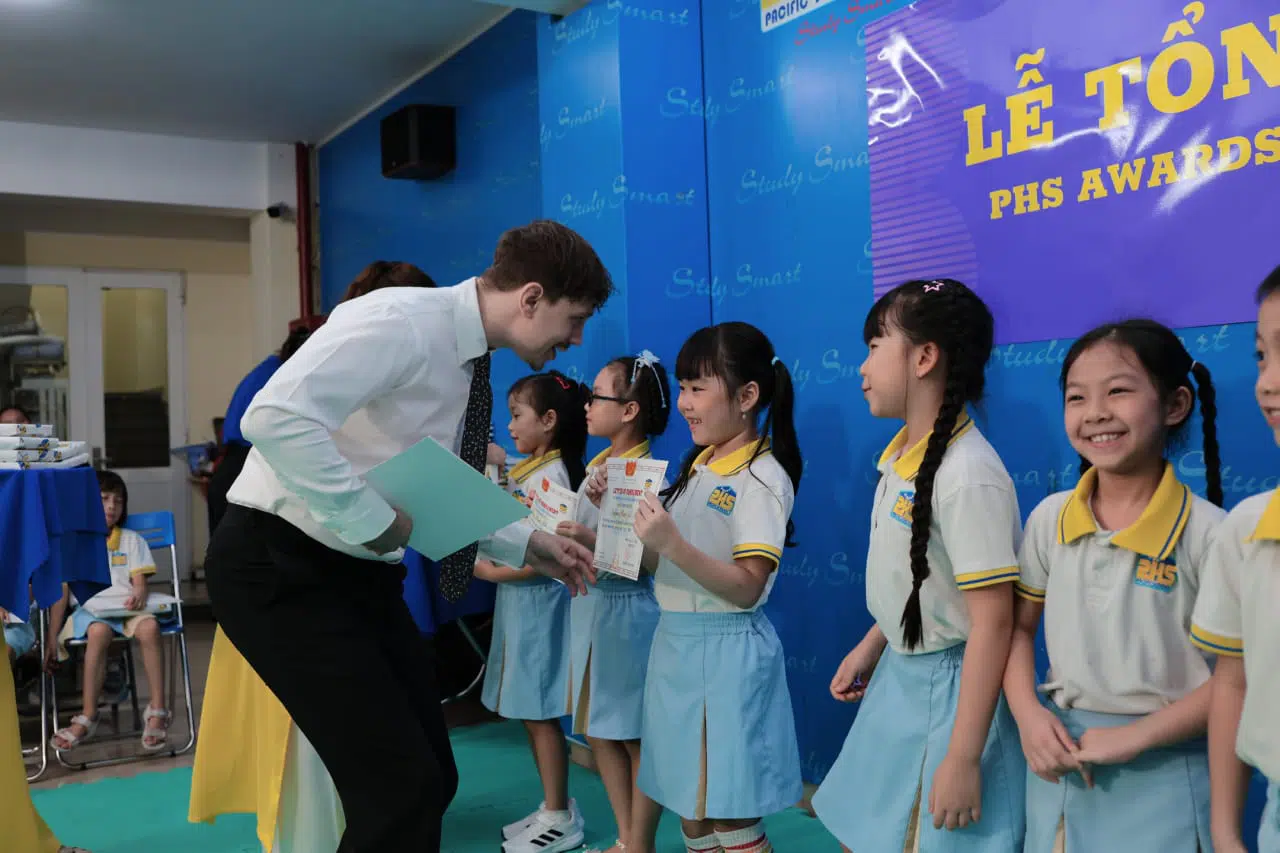 KHI NIỀM VUI NỞ HOA