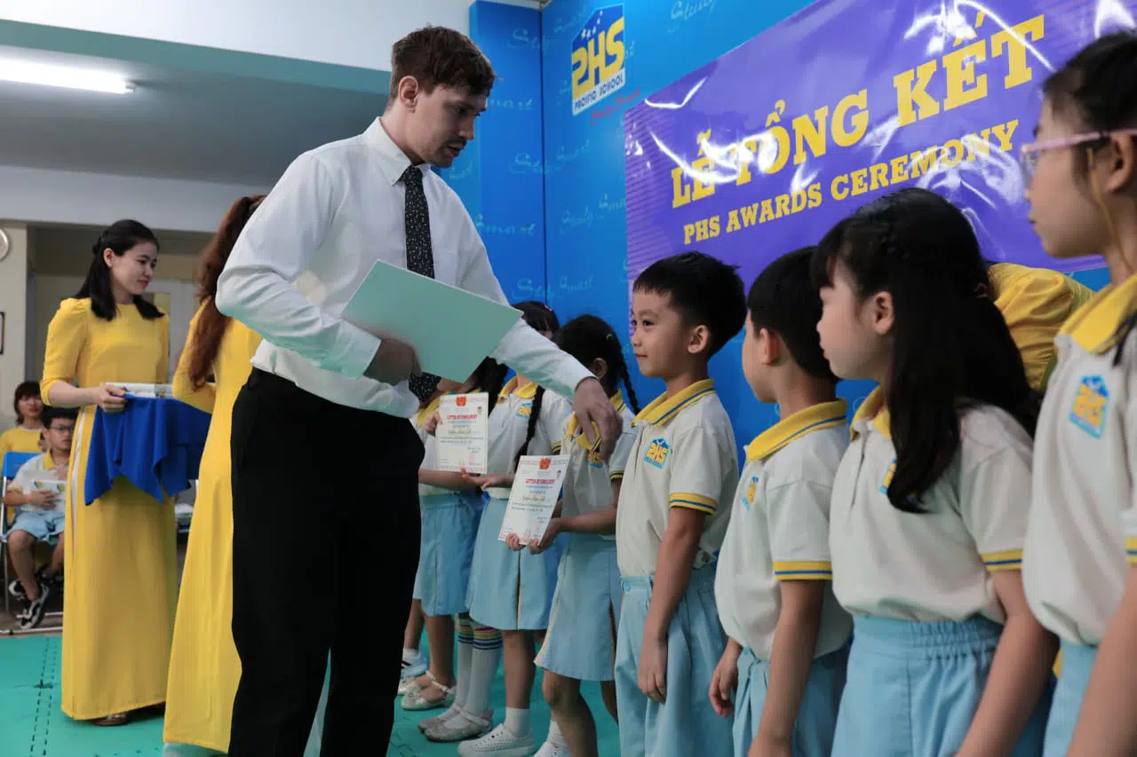 KHI NIỀM VUI NỞ HOA