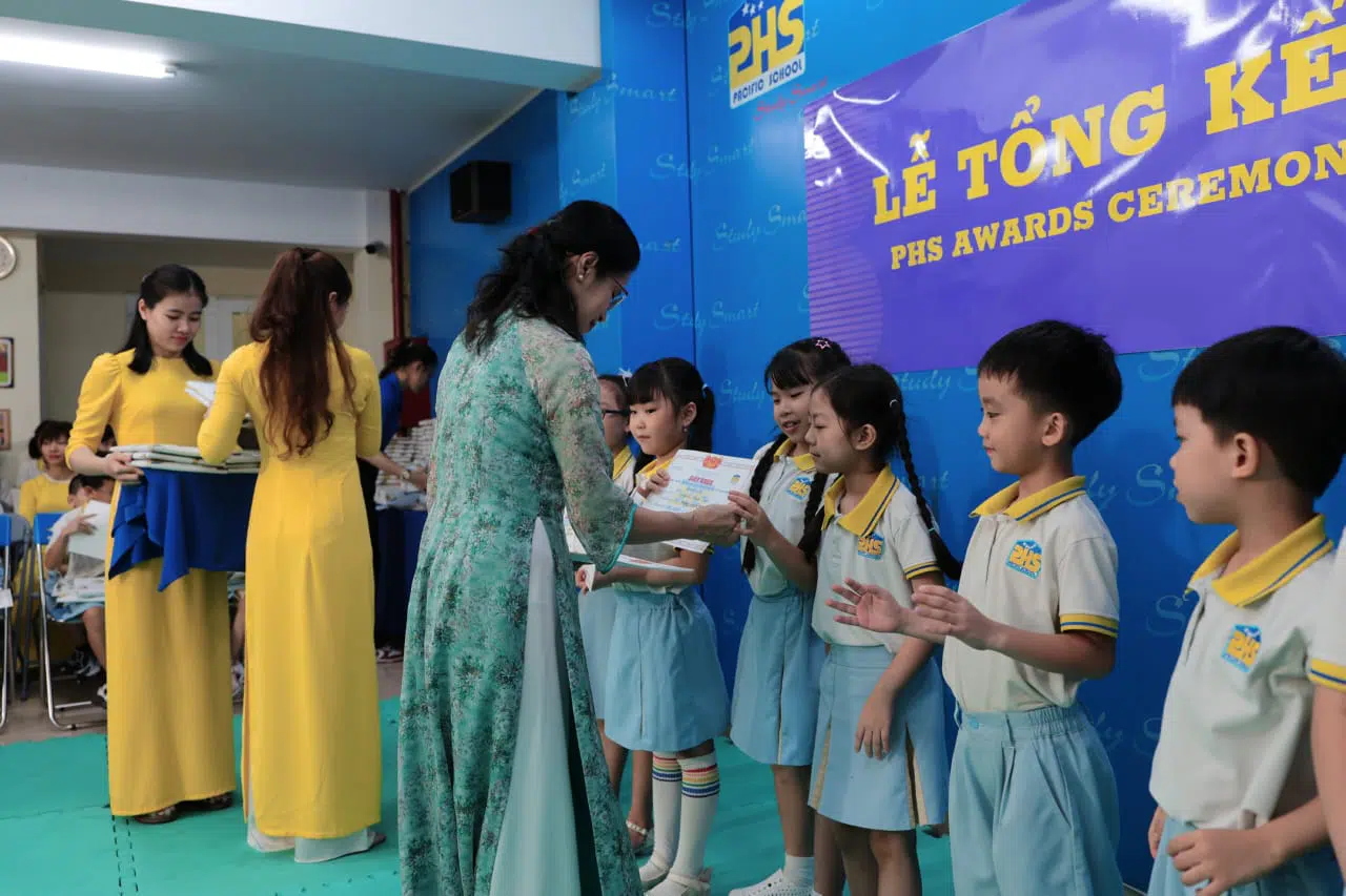 KHI NIỀM VUI NỞ HOA
