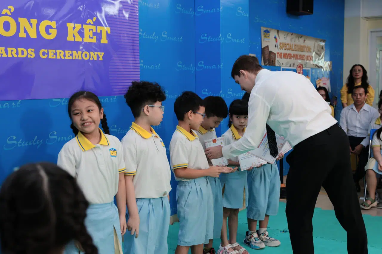 KHI NIỀM VUI NỞ HOA