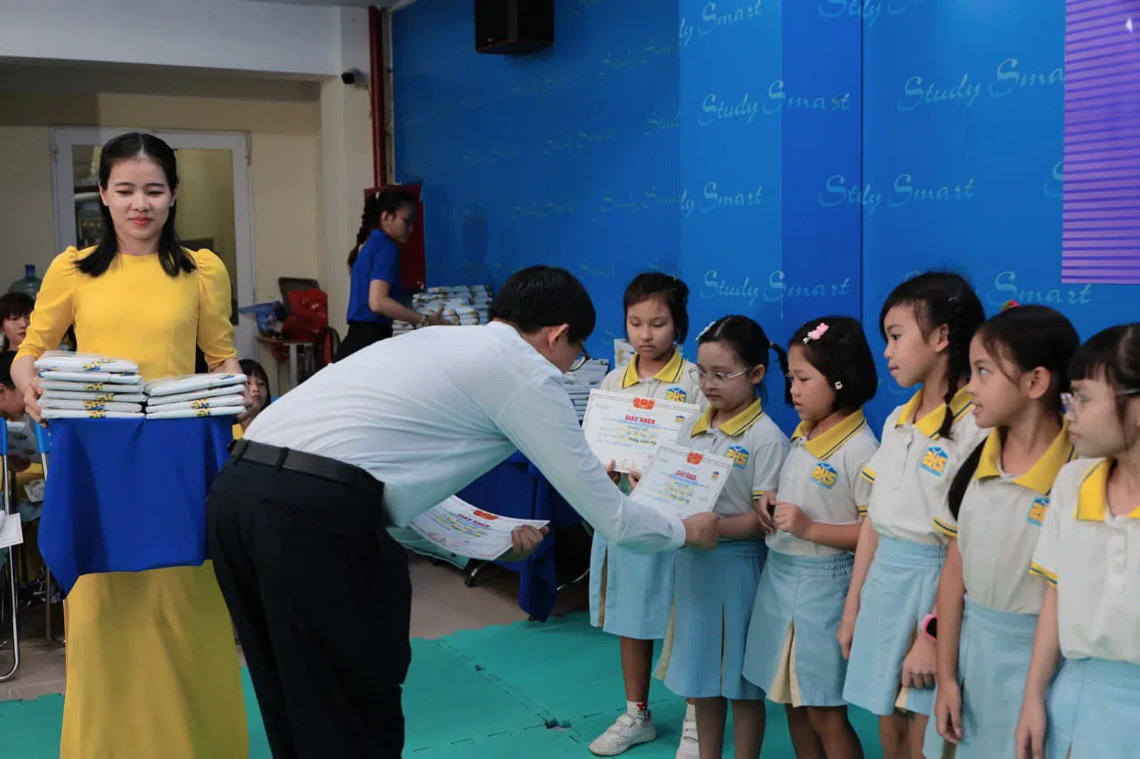 KHI NIỀM VUI NỞ HOA