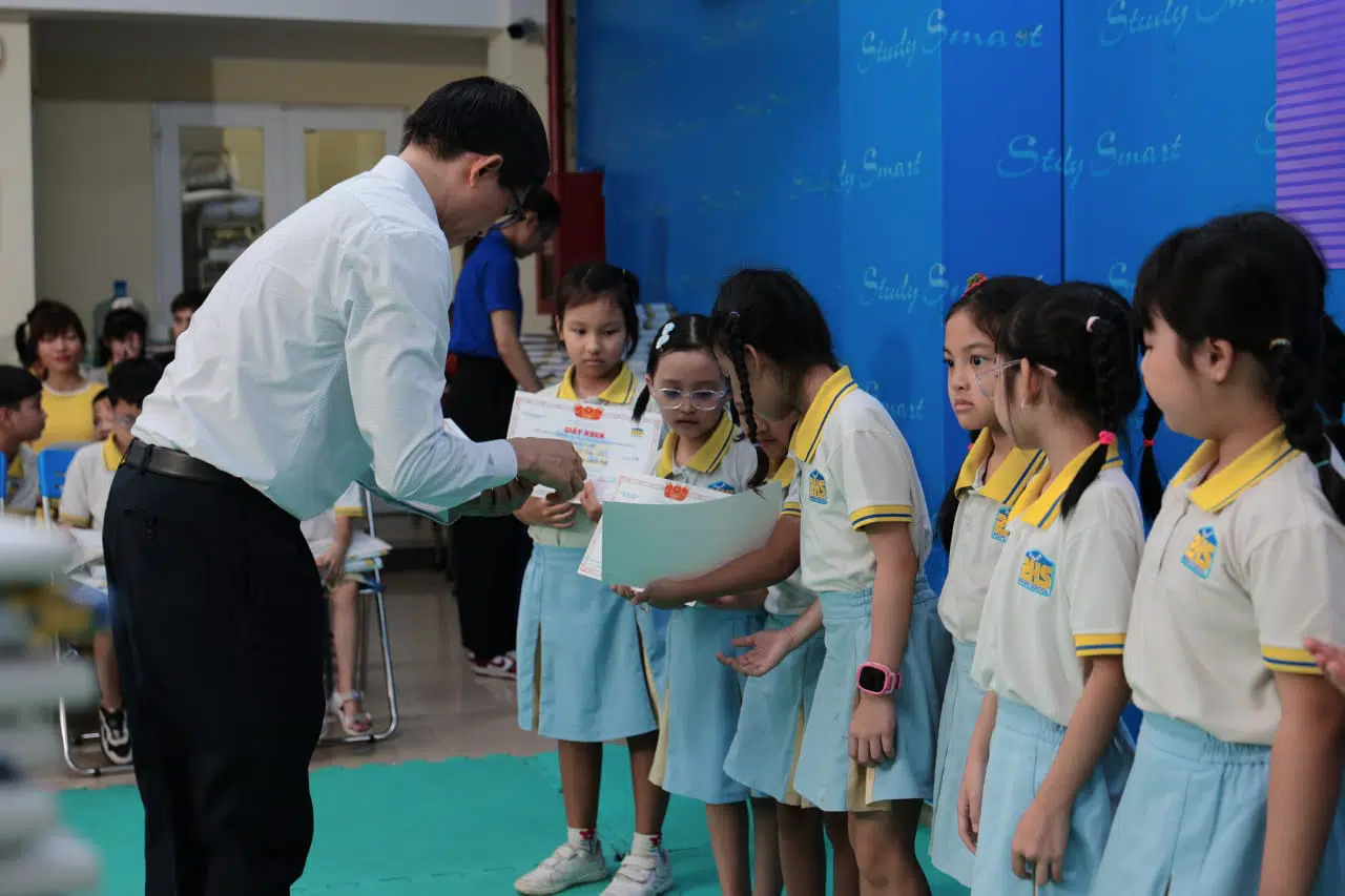 KHI NIỀM VUI NỞ HOA
