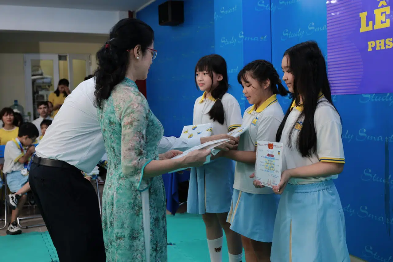 KHI NIỀM VUI NỞ HOA