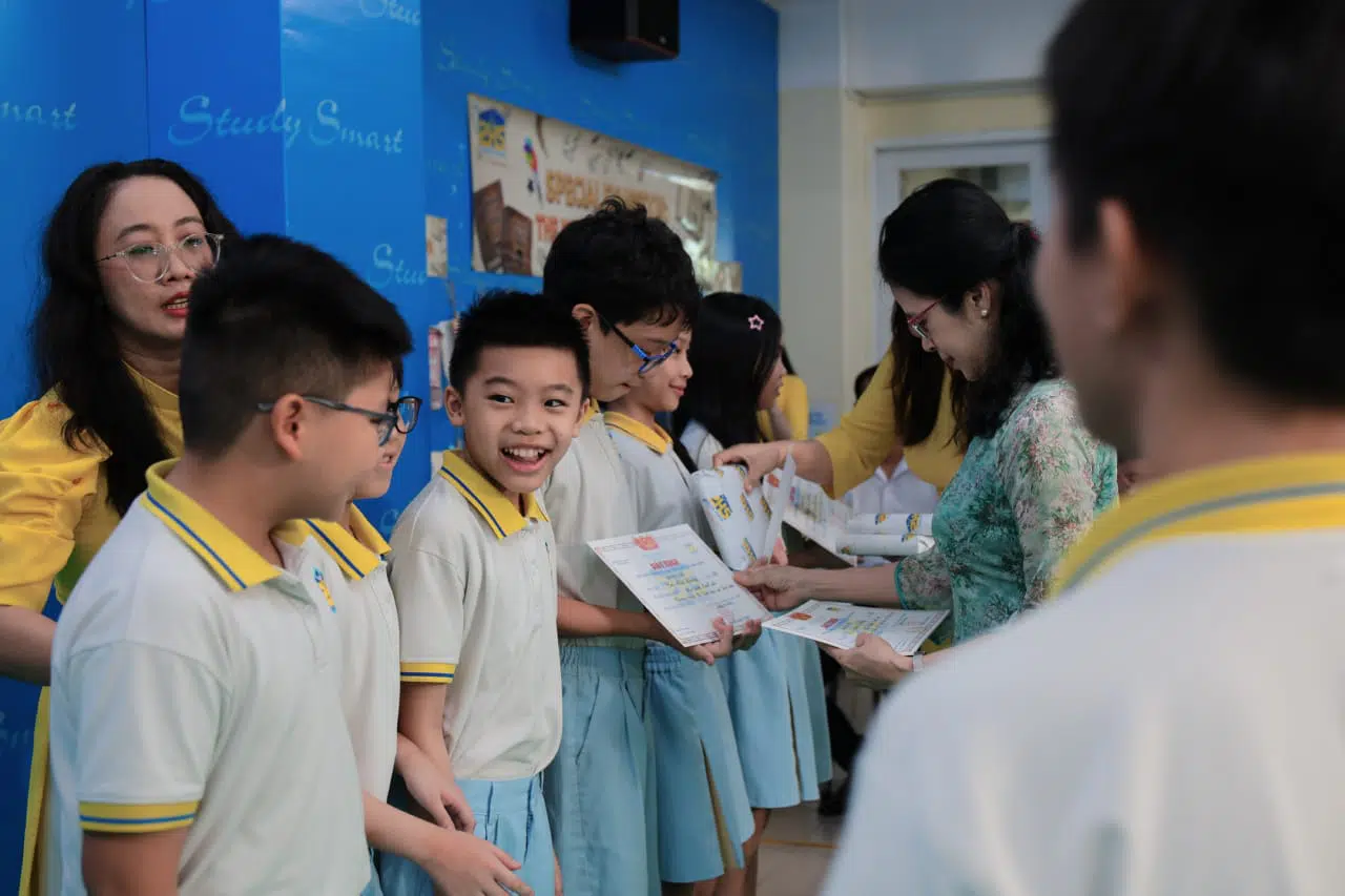 KHI NIỀM VUI NỞ HOA