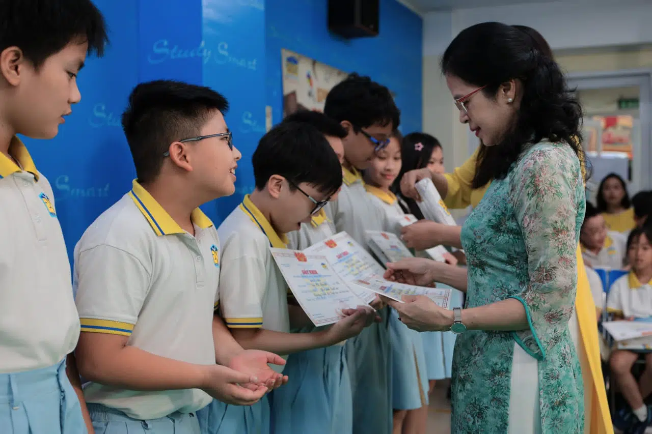 KHI NIỀM VUI NỞ HOA