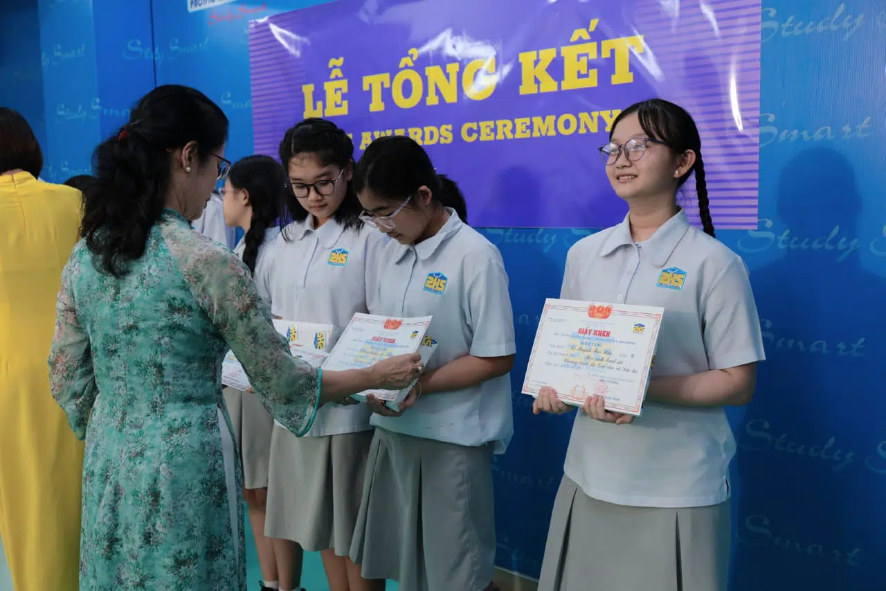 KHI NIỀM VUI NỞ HOA